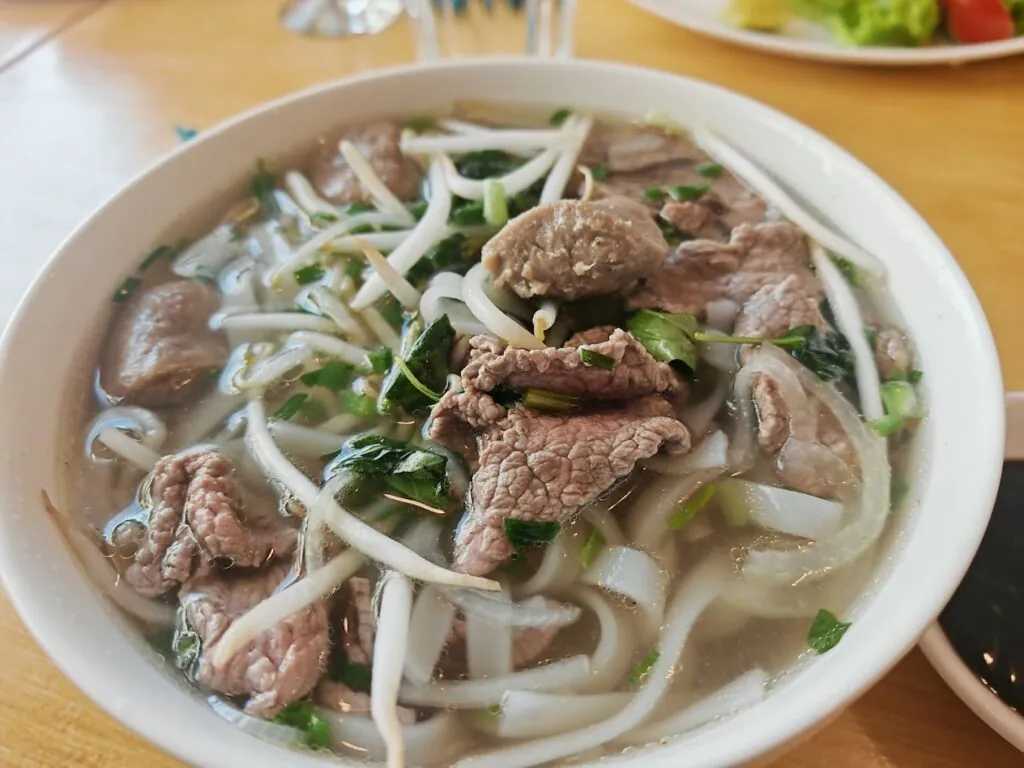 Un phở au bœuf vu de dessus