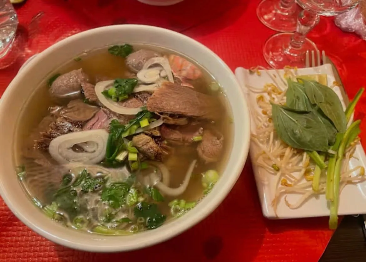 Phở servi avec son assiette d’herbes et de pousses de soja